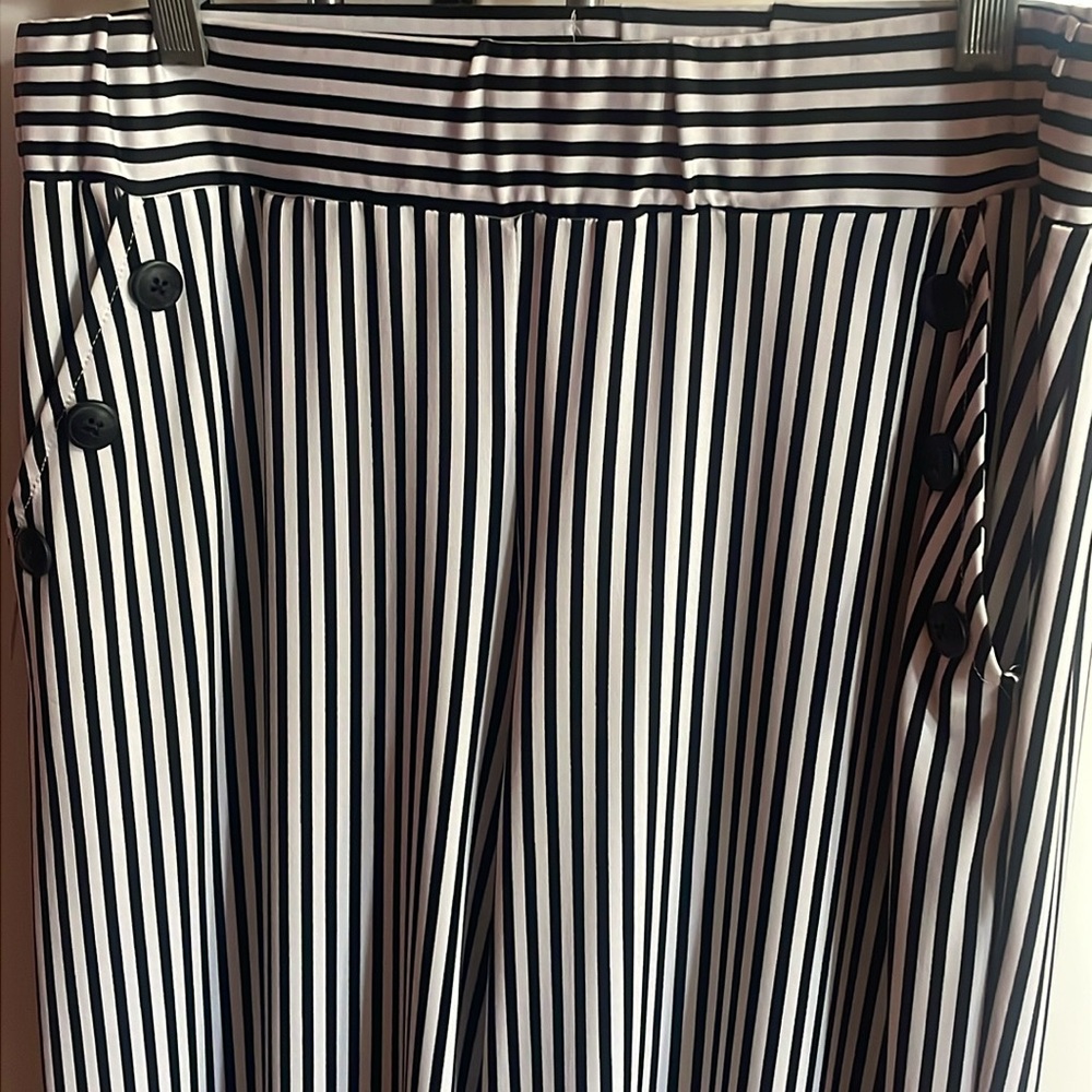 Robert Louis women pull on stretchy pinstripe black and white Medium pants
